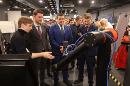 Презентация робота компании губернатору Нижегородской области Глебу Никитину и министру экономики России Максиму Решетникову